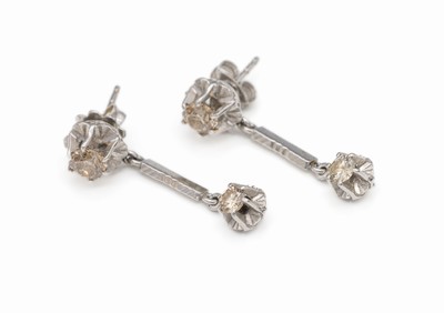 Paar 18 kt Gold Diamant-Ohrgehänge, WG 750/000, 4 Diamanten zus. ca. 1.20 ct get.-Braun/p, total ca. 4.8 g, L. ca. 2.5 cm