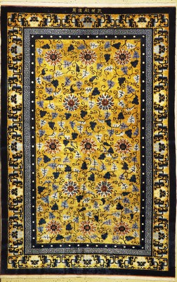 Antiker Seiden Palastteppich, China, signiert(für die Wu Ying Halle in der verbotenen Stadt Peking), 19.Jhd, Seide auf Baumwolle, ca, 242 x 160 cm, ...