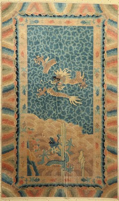 Antiker Drachenteppich, China, um 1900, Wolle auf Baumwolle, ca. 203 x 123 cm, EHZ:(Alters-und Gebrauchsspuren), Rückseitig Klebereste.