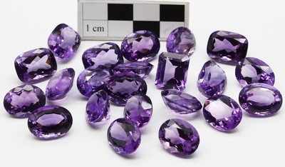 Lot 22 lose Amethyste zus. ca. 209 ct, versch. Größen, 21 x ovalfacett., 1 x Treppenschliff