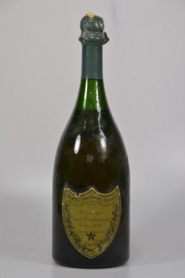 1 Flasche, 1962 Moet & Chandon, Cuvee Dom Perignon Vintage, Champagne, 780ml, Füllniveau ca. 3,6 cm, Etikett beschädigt