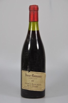 1 Flasche, 1949 Domaine Henri de Villamont, Vosne-Romanee, Cote de Nuits, ca. 750ml, Füllniveau ca. 2,6 cm, Etikett lose hängend bzw. eingerissen