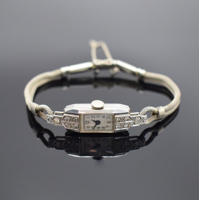 Art Deco Damenarmbanduhr in Platin mit Diamanten, Schweiz um 1930, Handaufzug, Scharnierboden, Metallband., silb. Zifferbl. m. arab. Zahlen, gebl. ...