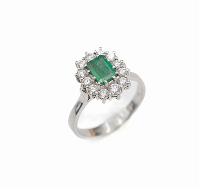 18 kt Gold Smaragd-Brillant-Ring, WG 750/000, Smaragd im Emerald Cut ca. 0.60 ct, 12 Brillanten zus. ca. 1.0 ct Weiß/lp-vs, RW 54, ca. 4.5 g