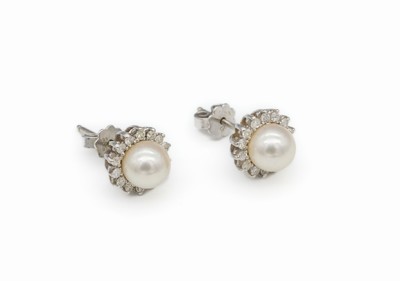 Paar 14 kt Gold Perl-Diamant-Ohrstecker, WG 585/000, 2 Akoyazuchtperlen D. ca. 7.5 mm, 28 8/8-Diamanten zus. ca. 0.30 ct Weiß/si-p1
