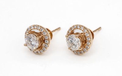 Paar 18 kt Gold Brillant-Ohrstecker, RG 750/000, mittig je 1 Brillant zus. ca. 1.15 ctfeines Weiß-Weiß/vs-si, mit abnehmbarem Kranz mit insg. 38 ...