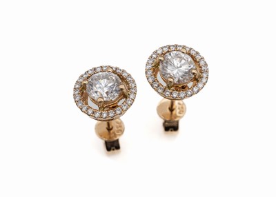 Paar 18 kt Gold Brillant-Ohrstecker, RG 750/000, mittig 2 Brillanten zus. ca. 1.10 ct feines Weiß-Weiß/vs-si, umgeben von Kranz mit insg. 48 ...