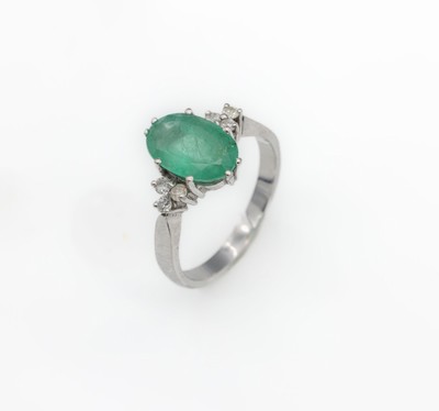 18 kt Gold Smaragd-Brillant-Ring, WG 750/000, mittig ovalfacett. Smaragd ca. 1.50 ct, Ringschultern mit insg. 6 Brillanten zus. ca. 0.10 ct ...