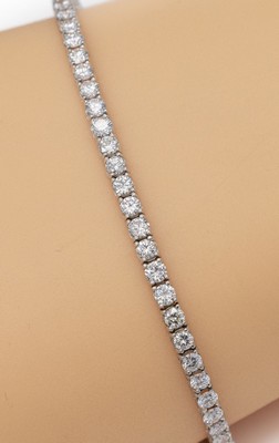 14 kt Gold Brillant-Linienarmband, WG 585/000, 58 Brillanten zus. ca. 6.00 ct feinesWeiß-l.get.Weiß/vs-si, L. ca. 18 cm, Kastenschloss mit 2 ...