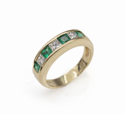14 kt Gold Diamant-Smaragd-Ring, GG 585/000, 3 Diamanten im Princess-Cut zus. ca. 0.60 ct Weiß/vs, 4 Smaragdcarrees zus. ca. 1.00 ct, RW 52, ca. ...