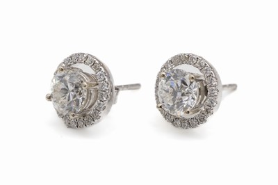 Paar 14 kt Gold Diamant-Ohrstecker, WG 585/000, 1 Brillant und 1 Altschliffdiamant zus. ca. 1.75 ct Weiß/vs-si, abnehmbarer Brillantkranz mit 38 ...