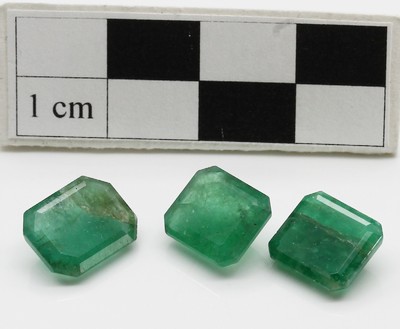 Lot 3 lose Smaragde, zus. ca. 11.8 ct, je oktogonaler Treppenschliff, versch. Größen