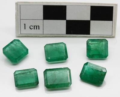 Lot 6 lose Smaragde, zus. ca. 17.3 ct, oktogonale Treppenschliffe in versch. Größen