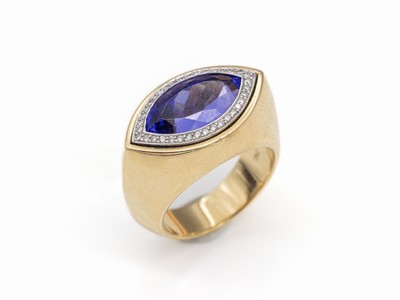 18 kt Gold Tansanit-Brillant-Ring, GG/WG 750/000, Tansanit-Navette in WG gefasst ca. 5.34 ct, umgeben von 36 Brillanten zus. ca. 0.18 ct Weiß/si, ...