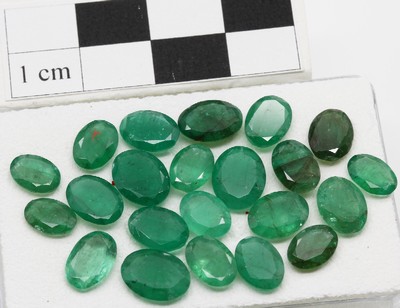 Lot 22 lose Smaragde, zus. ca. 24.8 ct, ovalfacett. in versch. Größen