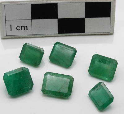 Lot 6 lose Smaragde zus. ca. 18.6 ct, oktogonale Treppenschliffe in versch. Größen