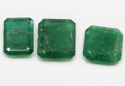 Lot 3 lose Smaragde zus. ca. 13.5 ct, oktogonale Treppenschliffe in versch. Größen