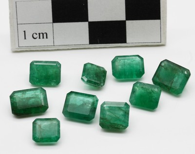 Lot 9 lose Smaragde, zus. ca. 19.2 ct, oktogonale Treppenschliff in versch. Größen