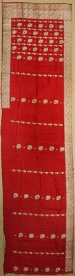 Indischer Sari, Indien, ca. 60 Jahre, Seide-Metall Stickerei, ca. 424 x 113 cm, EHZ:(Starke alter-und Gebrauchsspuren), fleckig.