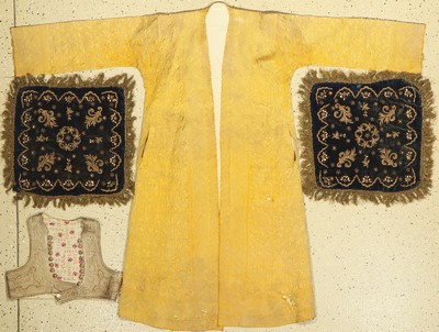 Konvolut aus 4 Orientalischen Textilien, um 1900, Seide und Baumwolle, Samt, Metall, EHZ:(Alters-und Gebrauchsspuren)