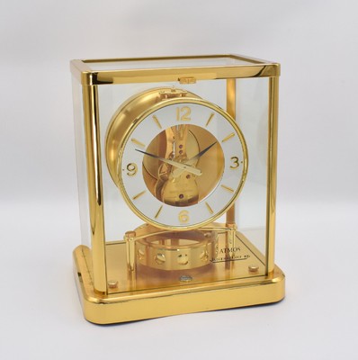 Jaeger-LeCoultre Atmos Classic, Schweiz um 1990, verg. 5-seitig vergl. Geh., Drucktüre vorn zu öffnen, weißer Ziffernring, aufges. gold. Indizes & ...