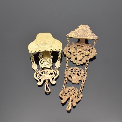 2 vergoldete Chatelaines, 19. Jhd., verschr. Karabiner, 1. 3-reihig, 2 durchbr. Elemente, 3-farb. vergold., 2. 3 durchbr. Elemente im Rococo-Stil, L. ...