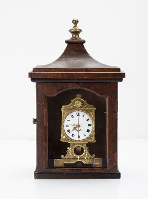 Kleiner Vorderzappler mit Spindelhemmung, Deutschland um 1800, vorne vergl. Holzgeh., beids. zu öffnen, innen m. Papier bezogen, vergold. grav. ...