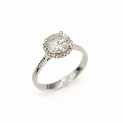 18 kt Gold Brillant-Ring, WG 750/000, mittig Brillant ca. 1.33 ct Weiß/p2, umgeben von 20 Brillanten zus. ca. 0.13 ct feines Weiß-Weiß/vs-si, RW ...