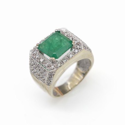 14 kt Gold Smaragd-Brillant-Ring, GG 585/000, mittig erhaben gefasster Smaragd im Treppenschliff ca. 3.15 ct, sollte nachgefasstwerden umgeben von ...
