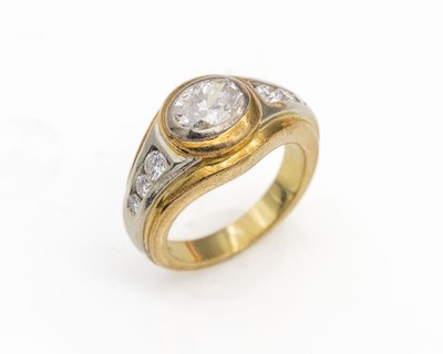 18 kt Gold Diamant-Ring, GG/WG 750/000, mittig ovaler Diamant ca. 1.20 ct Weiß/si, 6 Brillanten zus. ca. 0.40 ct Weiß/vs, RW 48, ca. 10.8 g, ...