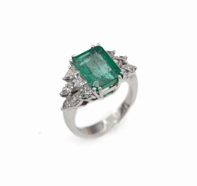 18 kt Gold Smaragd-Diamant-Ring, WG 750/000, mittig Smaragd im Treppenschliff ca. 3.55 ct, seitl. 6 Diamantnavettes und 6 Diamanten im ...