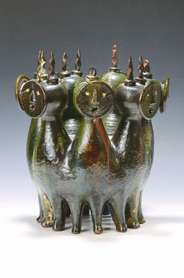 Unbekannter zeitgenössischer Künstler, Keramikskulptur aus dem Bodenseeraum, sieben surrealistische vogelähnliche Figuren mit kreisrunden ...