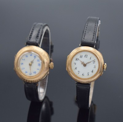 2 zu Armbanduhren umgebaute Taschenuhren in RG 585/000, Schweiz um 1900, guill. Rückdeckel m. Monogramm & floraler grav., Geh. dell., beide ...