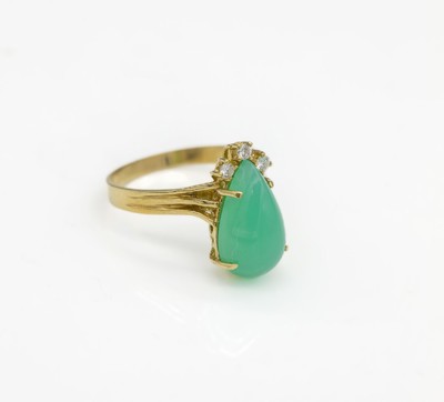 18 kt Gold Chrysopras-Brillant-Ring, GG 750/000, Chrysoprascabochon, 3 Brillanten zus.ca. 0.06 ct Weiß/vs, RW 57, ca. 4.1 g