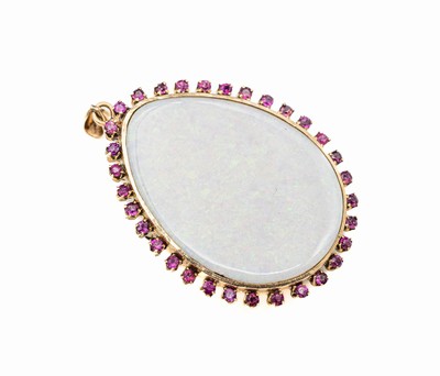 14 kt Gold Rubin-Opal-Brosche/Anhänger, GG 585/000, birnenförmiger Opal ca. 20 ct, 32 rundfacett. Rubine zus. ca. 1.50 ct, L. ca. 4.5 cm, total ...