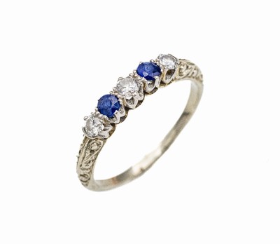 14 kt Gold Saphir-Brillant-Ring, WG 585/000, 2 rundfacett. Saphire zus. ca. 0.20 ct, 3 Brillanten zus. ca. 0.25 ct Weiß/si, RW 59, ca. 3.1 g