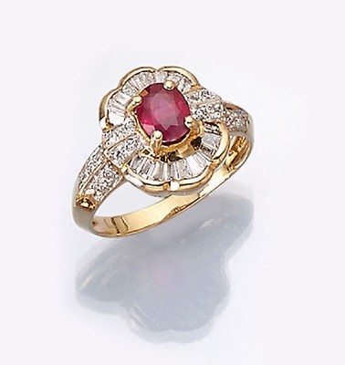 18 kt Gold Rubin-Diamant-Ring, GG 750/000, ovalfacett. Rubin ca. 0.80 ct, Diamant- baguettes u. Brillanten zus. ca. 0.80 ct Weiß/lp-si, RW 54, ca. ...
