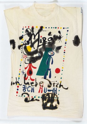 Horst Janssen, 1929-1995, mit schwarzer Farbe übermaltes Miro T-Shirt, Unikat, monogrammiert, im edlen Objektrahmen, 1980er Jahre, Provenienz St. ...