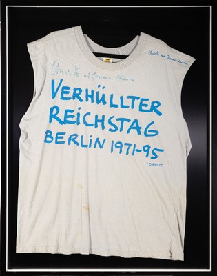 Christo und Jean-Claude, T-Shirt zum Projekt Verhüllter Reichstag Berlin 1971-95, im Druck auf der li. Schulter signiert, original Handsignatur von ...