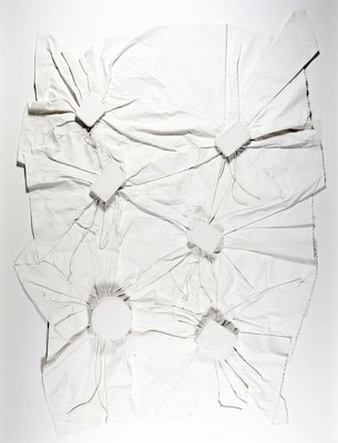 Herbert Zangs, 1924 - 2003, große Stoff-Arbeit, weiße Knüpfung mit Dosen, (Acryl/Dosen, Schnur und Stoff), Knüpfung mit 6 Dosen, 105 x 76 cm, ...