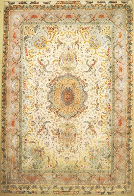 Täbriz fein(60 Raj), Persien, signiert(Benam,Mehry), um 1960, Korkwolle mit und auf Seide, ca. 370 x 250 cm, ca. 650.000 Kn/qm, EHZ: 2