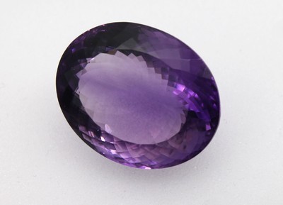 Loser Amethyst 71.83 ct, ovalfacett., 31.31x 25.34 x 15.04 mm, intense purple, mit ALGT Expertise
