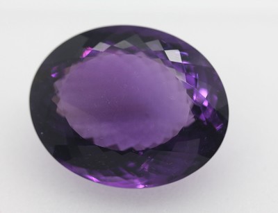 Loser Amethyst 98.89 ct, ovalfacett., 34.88x 28.49 x 16.67 mm, vivid deep purple, mit ALGT Expertise
