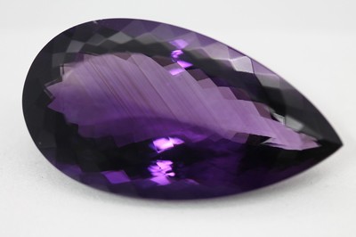 Loser Amethyst 123.69 ct, tropfenf. facett., 50.06 x 27.35 x 16.84 mm, deep purple, mit ALGT Expertise, verschweißt