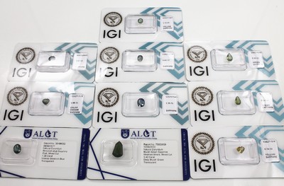 Konvolut 10 bunte Saphire zus. ca. 11.96 ct,alle mit Expertisen: 1 x 1.28 ct, ovalfacett., 7.43 x 5.69 x 3.19, intense greenish blue, ALGT; 1 x 3.42 ...