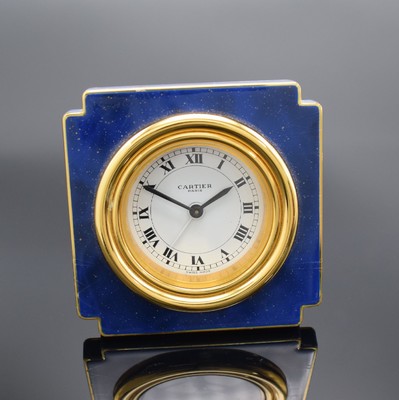 CARTIER Paris Tischwecker Referenz 7512, Schweiz um 1970, Handaufzug, verg. Gehäuse, teils lackiert, Lackierung riss. bzw. besch., weißes Zifferbl. ...