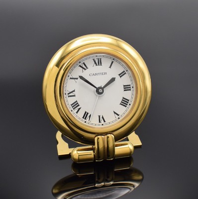 CARTIER Colisee Tischwecker, Schweiz um 1990, quarz, verg. aufstellbares Gehäuse, weißes Zifferbl. m. röm. Zahlen, schwarze Zeiger, Bedienung & ...