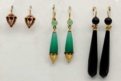 12 Paar goldene Ohrgehänge, GG 750/000 und 500/000 (12 kt), um 1930-50, z.T. mit Farbsteinen, Doubletten, Glas, alter Lagerbestand, schönes ...
