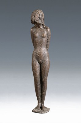 Unbekannter zeitgenössischer Künstler, schwere Bronze patiniert, stehender weiblicherAkt mit gesenktem Kopf, H. ca. 73cm