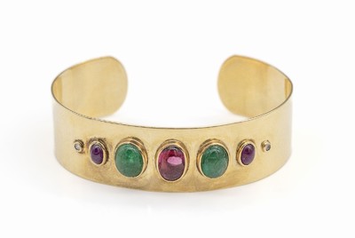 14 kt Gold Farbstein-Armspange, GG 585/000,1 ovaler Turmalincabochon ca. 3.0 ct, 2 ovale Smaragdcabochons zus. ca. 6.0 ct, 2 ovale Rubincabochons ...